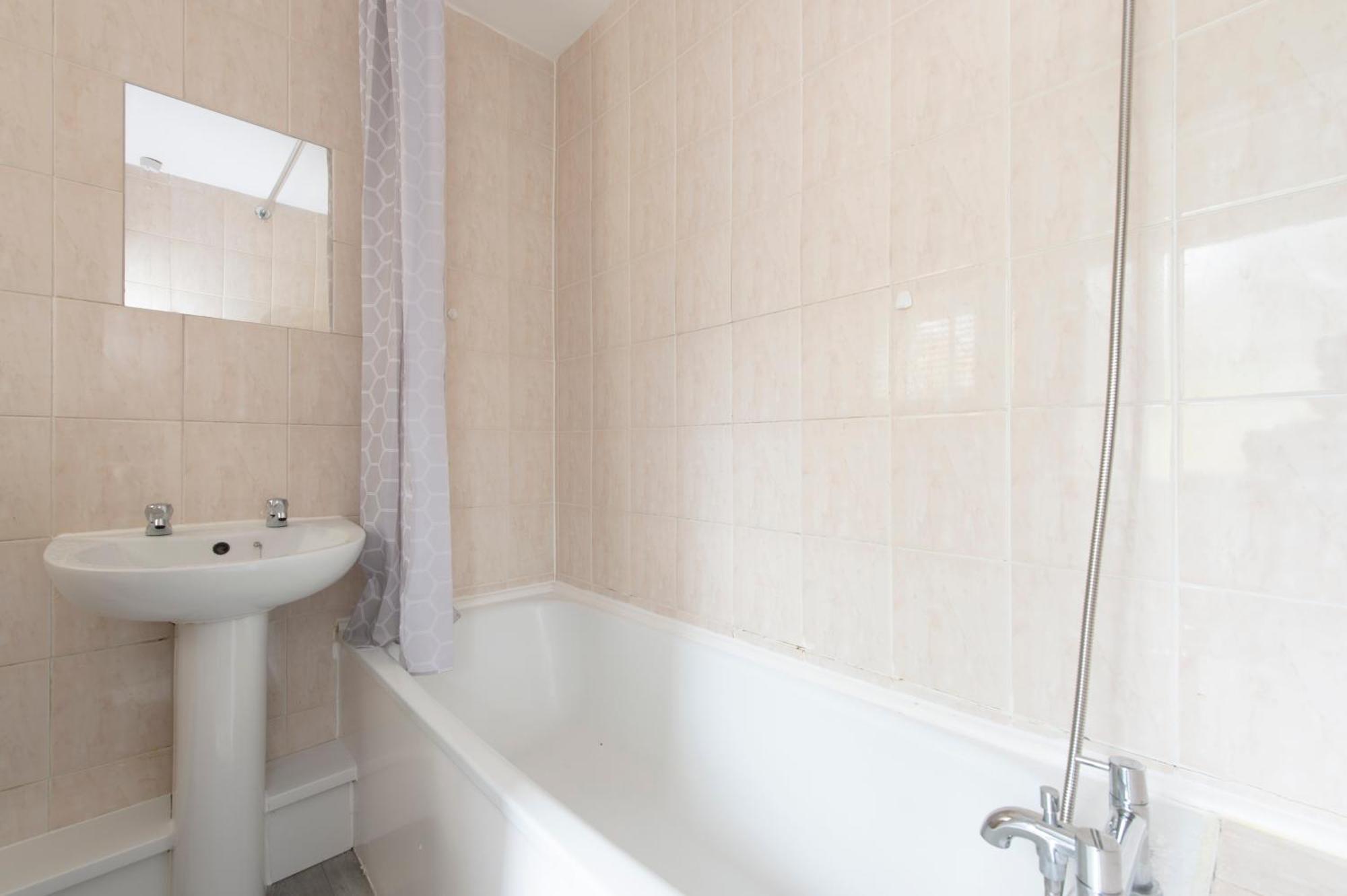 3 Bed House In Rochester 4 Beds Sleeps 7 Wainscot Eksteriør bilde